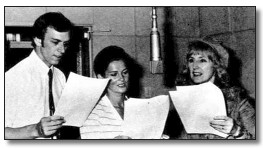 Los actores Mike Mayer, Diane Appleby (Emma Peel) y June Dixon, durante una de las emisiones de la serie radial