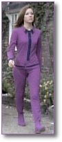 Emma enfundada de pies a cabeza con un "Emmapeeler" violeta (modelo integral ajustado)
