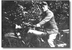 T. E. Lawrence montando una de sus motocicletas preferidas